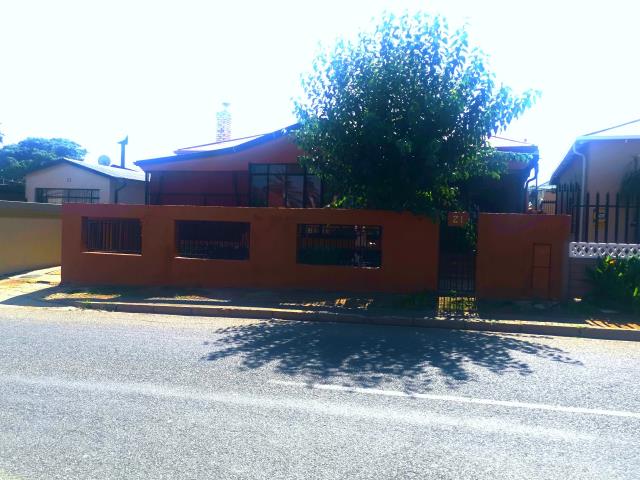3 Bedroom House to let in Roodepoort West