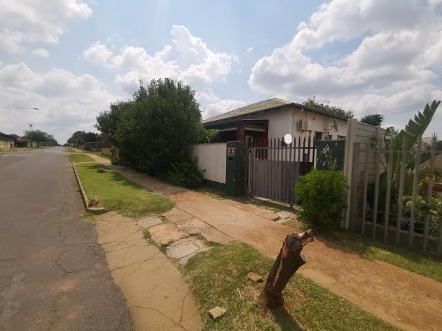 2 Bedroom House for sale in Krugersdorp West