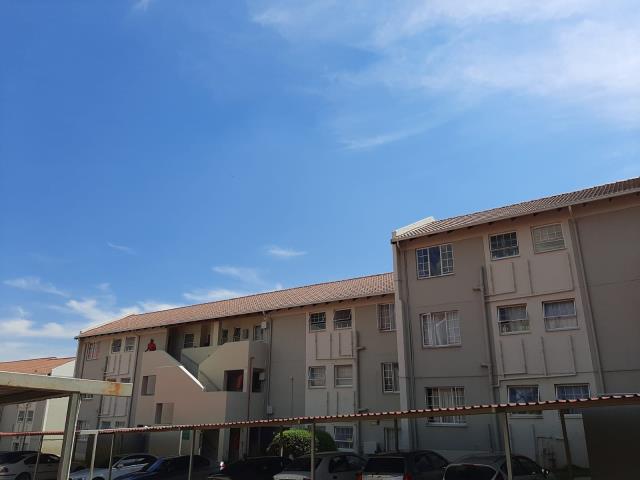2 Bedroom Apartment to let in Weltevreden Park