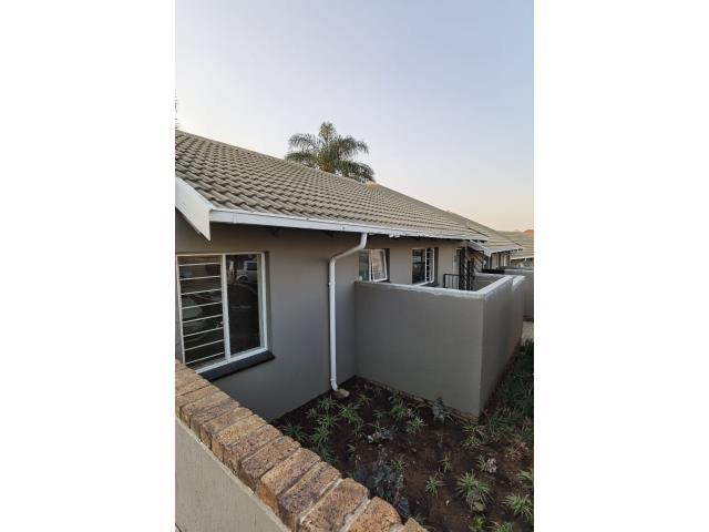 2 Bedroom Cluster to let in Sundowner