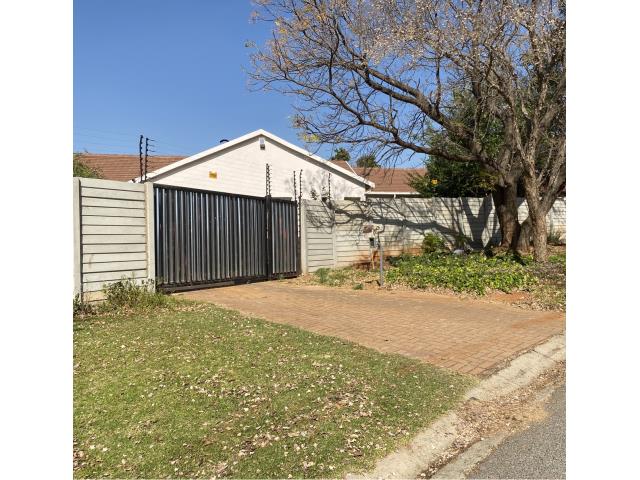2 Bedroom Garden Cottage to let in Weltevreden Park