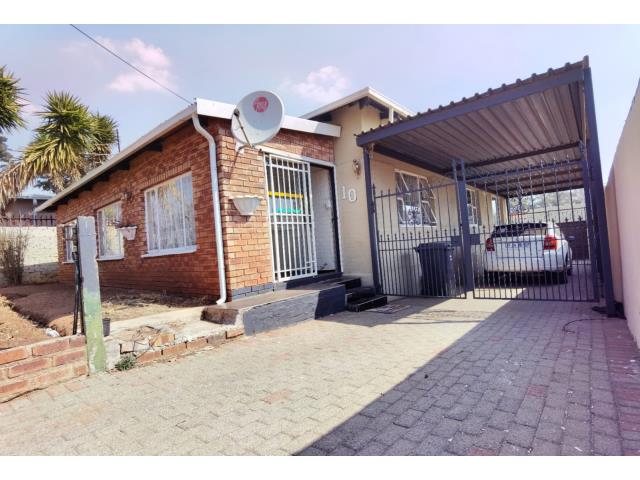 3 Bedroom House for sale in Roodepoort