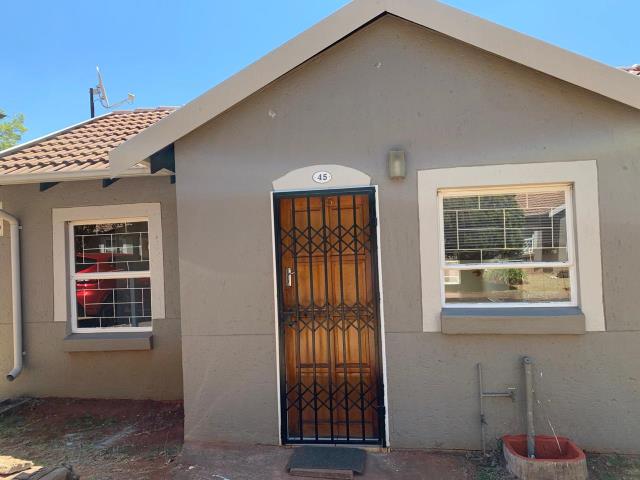 2 Bedroom Simplex to let in Weltevreden Park