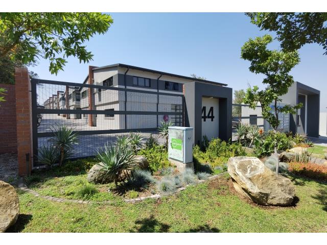 240m² Office space to let in Halfway House