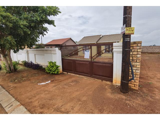 2 Bedroom House for sale in Protea Glen
