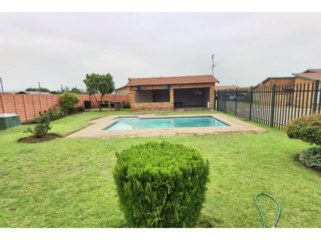 2 Bedroom Simplex for sale in Groblerpark