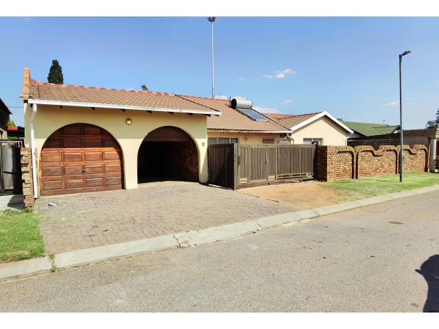 3 Bedroom House for sale in Spruit View