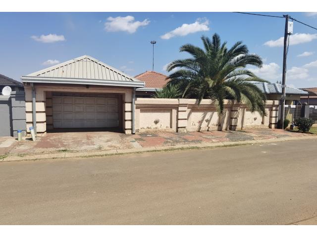 3 Bedroom House for sale in Vosloorus Ext 6