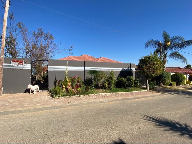 3 Bedroom House for sale in Cosmo City