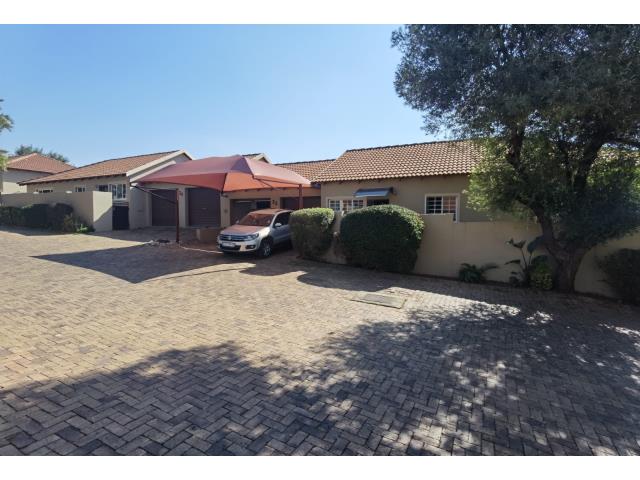 3 Bedroom Simplex to let in North Riding