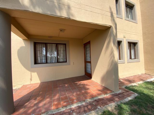 2 Bedroom Apartment to let in Weltevreden Park