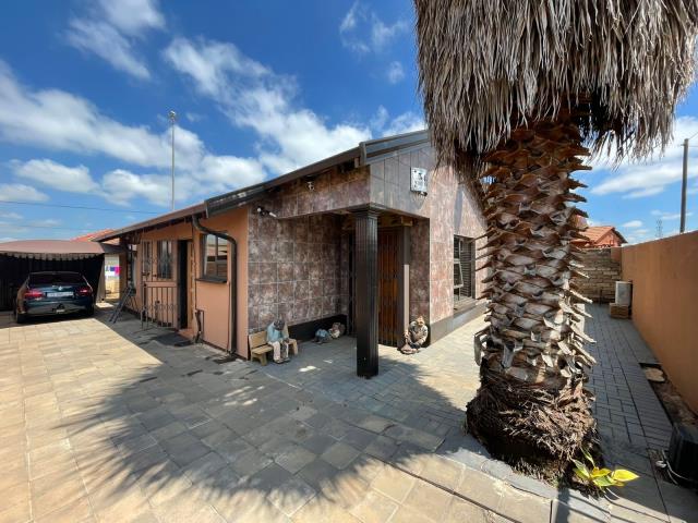 3 Bedroom House for sale in Mohlakeng