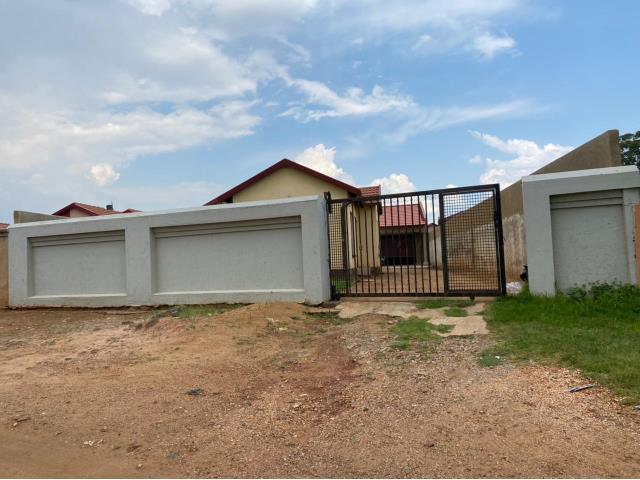 3 Bedroom House for sale in Protea Glen