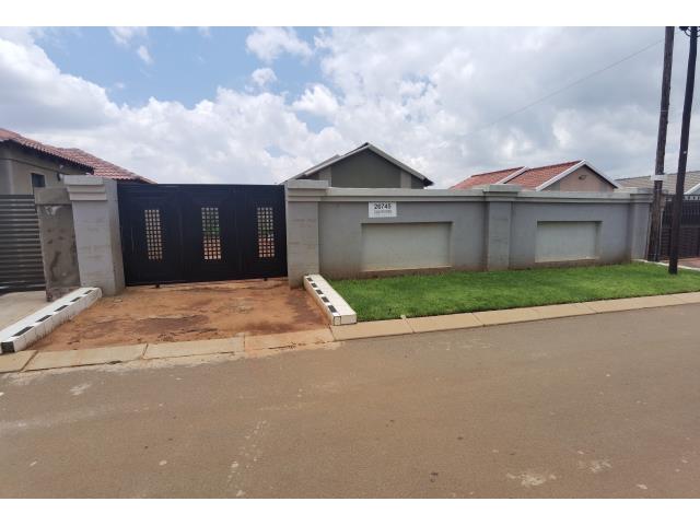 2 Bedroom House for sale in Protea Glen