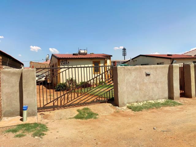 2 Bedroom House for sale in Roodekop