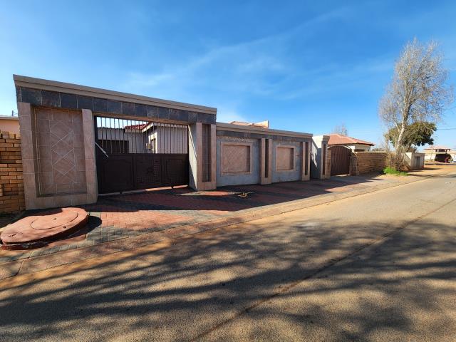 3 Bedroom House for sale in Protea Glen
