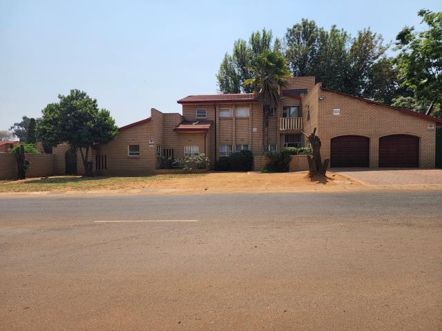 5 Bedroom House for sale in Lenasia South