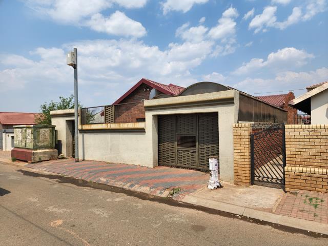 3 Bedroom House for sale in Protea Glen