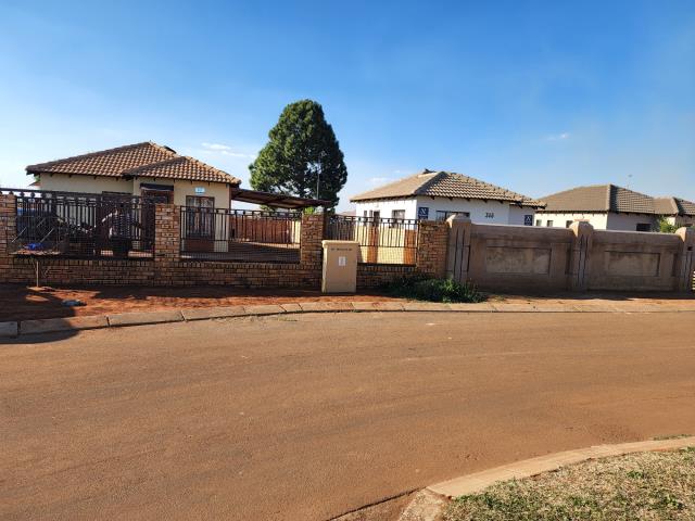 3 Bedroom House for sale in Westonaria