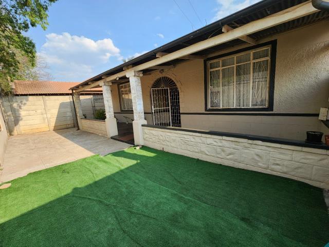 3 Bedroom House to let in Roodepoort North