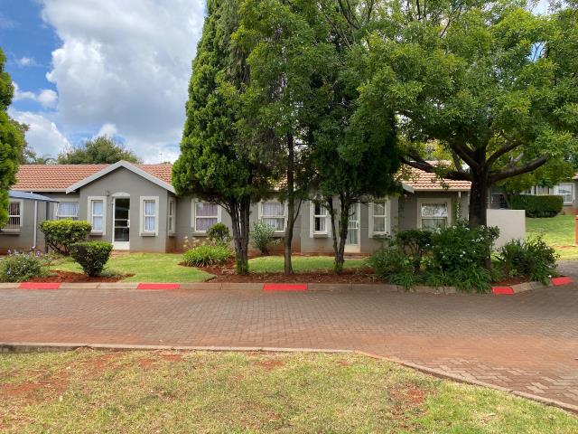 2 Bedroom Simplex for sale in Weltevreden Park