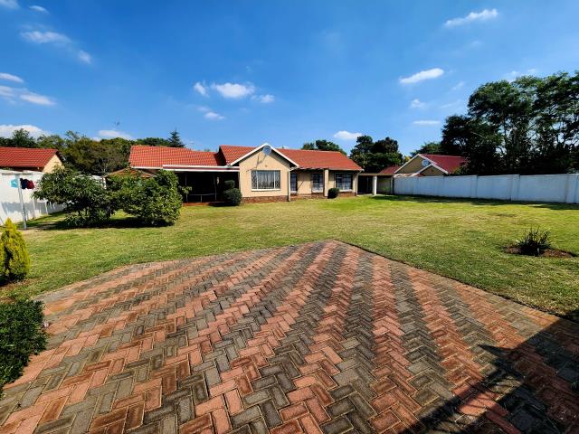 4 Bedroom House for sale in Noordwyk