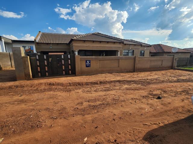 3 Bedroom House for sale in Mohlakeng