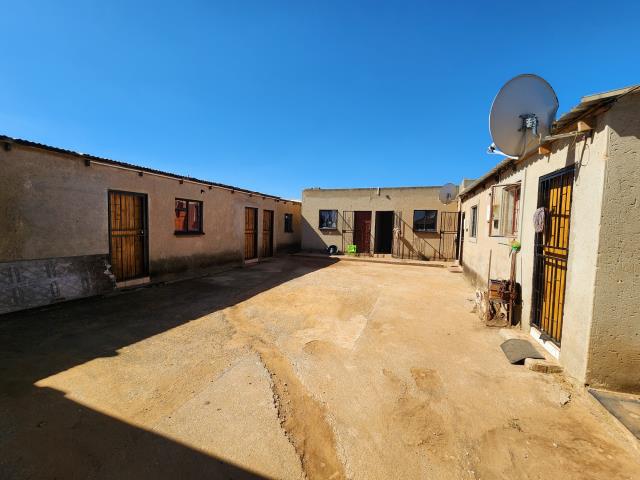 10 Bedroom House for sale in Moleleki