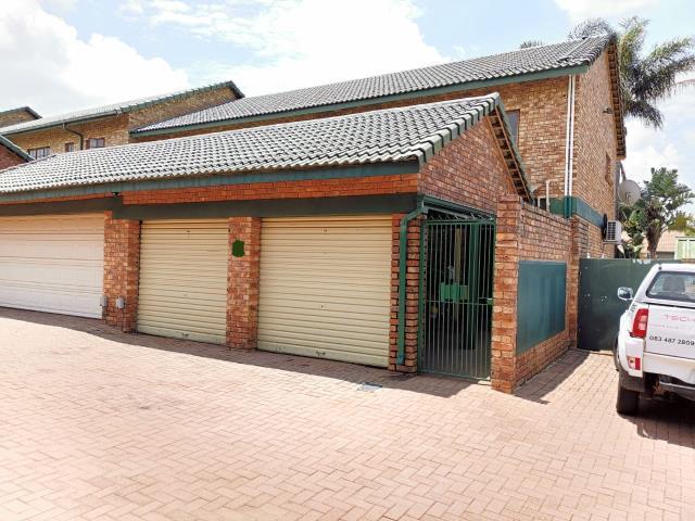 3 Bedroom Townhouse for sale in Weltevreden Park