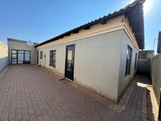 3 Bedroom House for sale in Chiawelo