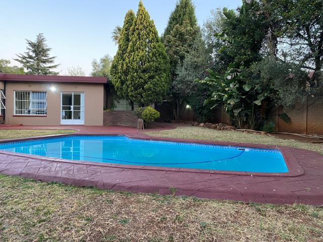 4 Bedroom House to let in Weltevreden Park