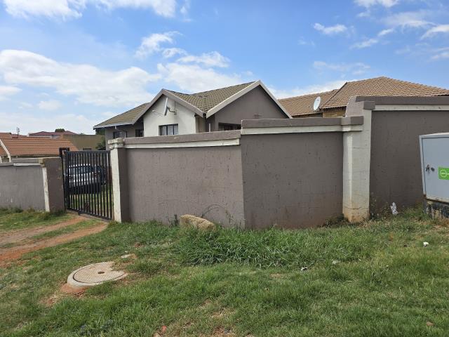 3 Bedroom House for sale in Zakariyya Park