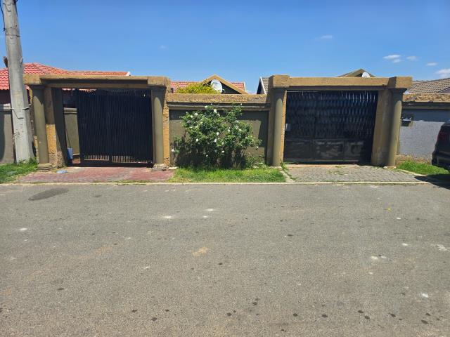 2 Bedroom House for sale in Fleurhof