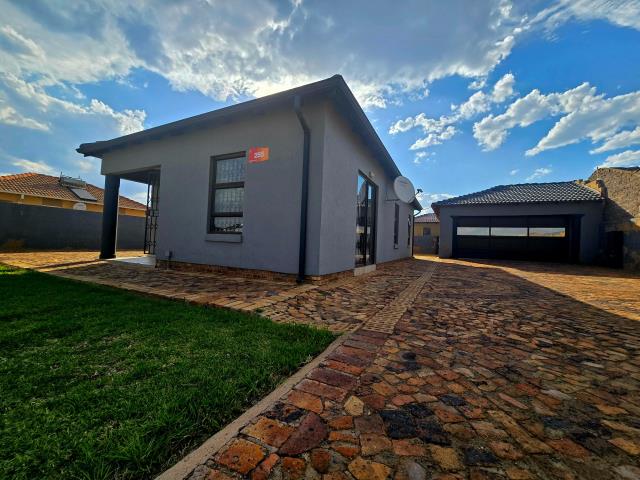 3 Bedroom House for sale in Azaadville Gardens