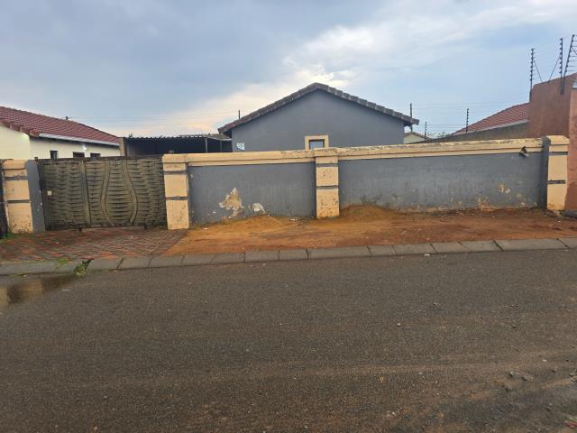 3 Bedroom House for sale in Protea Glen
