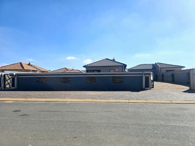 3 Bedroom House for sale in Azaadville Gardens