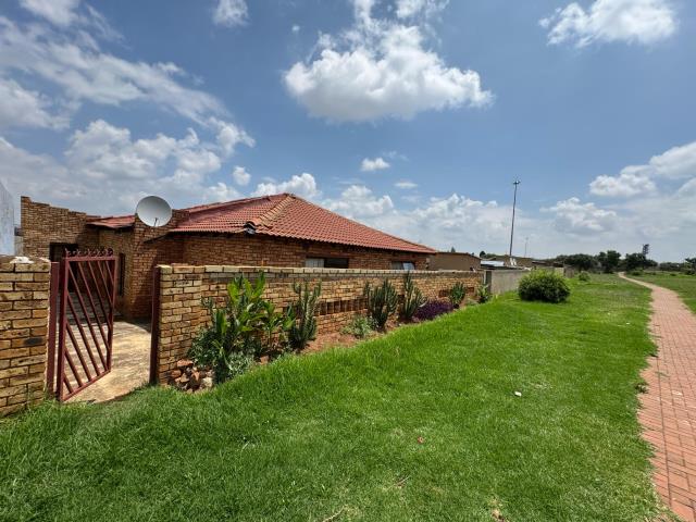 4 Bedroom House for sale in Naledi