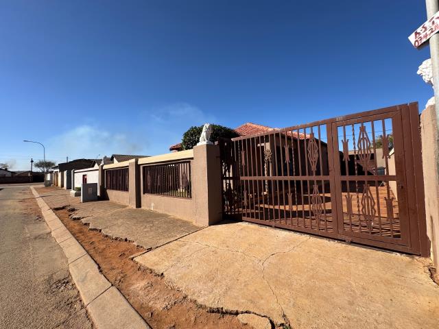 3 Bedroom House for sale in Protea Glen