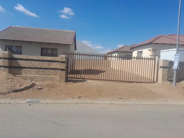 2 Bedroom House for sale in Mahlasedi Park