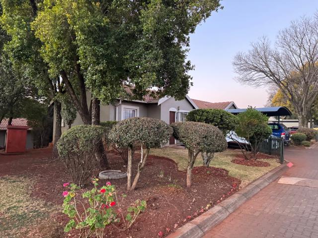 3 Bedroom Simplex for sale in Weltevreden Park