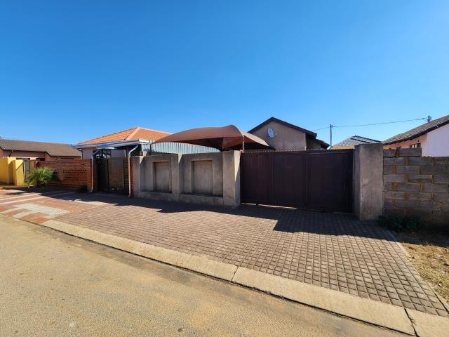 2 Bedroom House for sale in Protea Garden