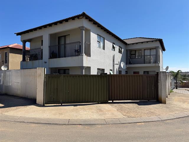 8 Bedroom House for sale in Cosmo City