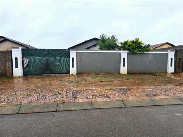 3 Bedroom House for sale in Protea Glen
