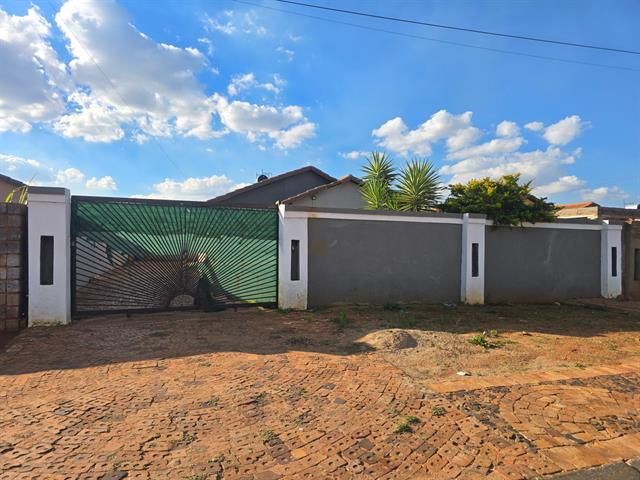 3 Bedroom House for sale in Protea Glen