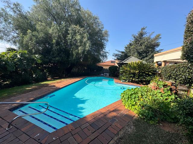 4 Bedroom House for sale in Weltevreden Park
