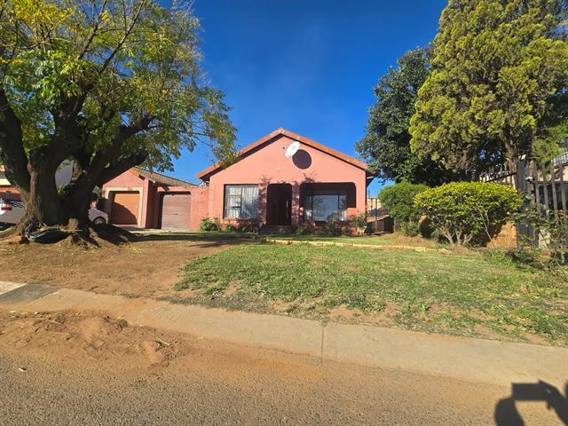3 Bedroom House for sale in Protea Glen