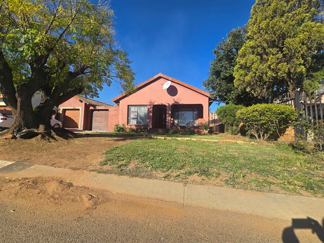 5 Bedroom House for sale in Lenasia