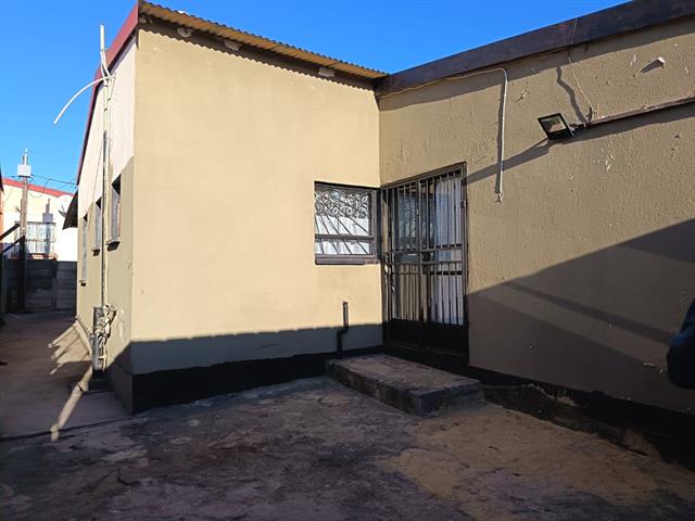 4 Bedroom House for sale in Westbury