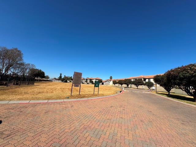 2 Bedroom Townhouse for sale in Bergbron