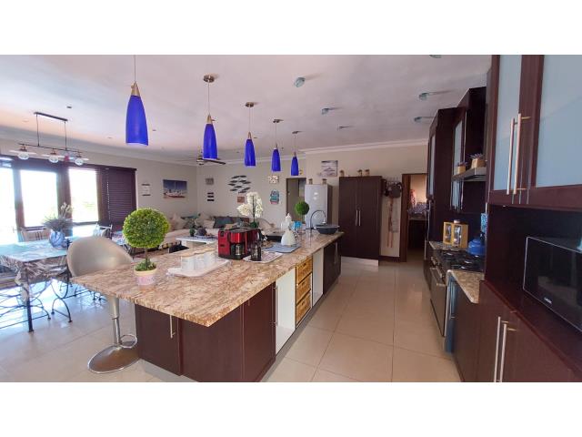 6 Bedroom House for sale in Uvongo